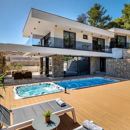 Amazing In Slivno With Kitchen * Komarna